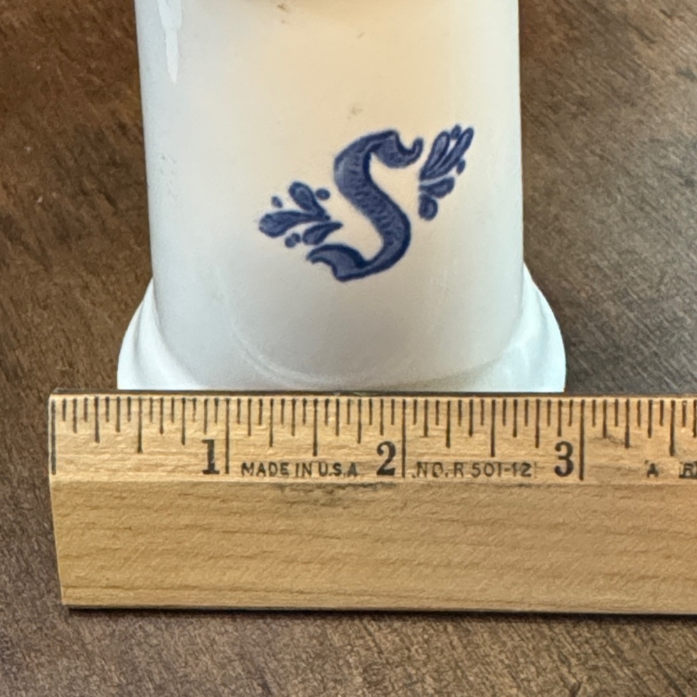 Pfaltzgraff Yorktowne salt and pepper shaker set - Picture 10 of 10